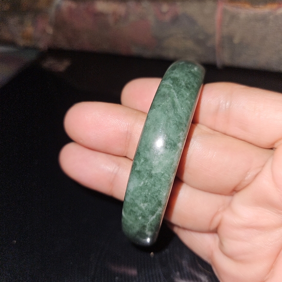 Elegant Green Jade Bracelet - Picture 13 of 16